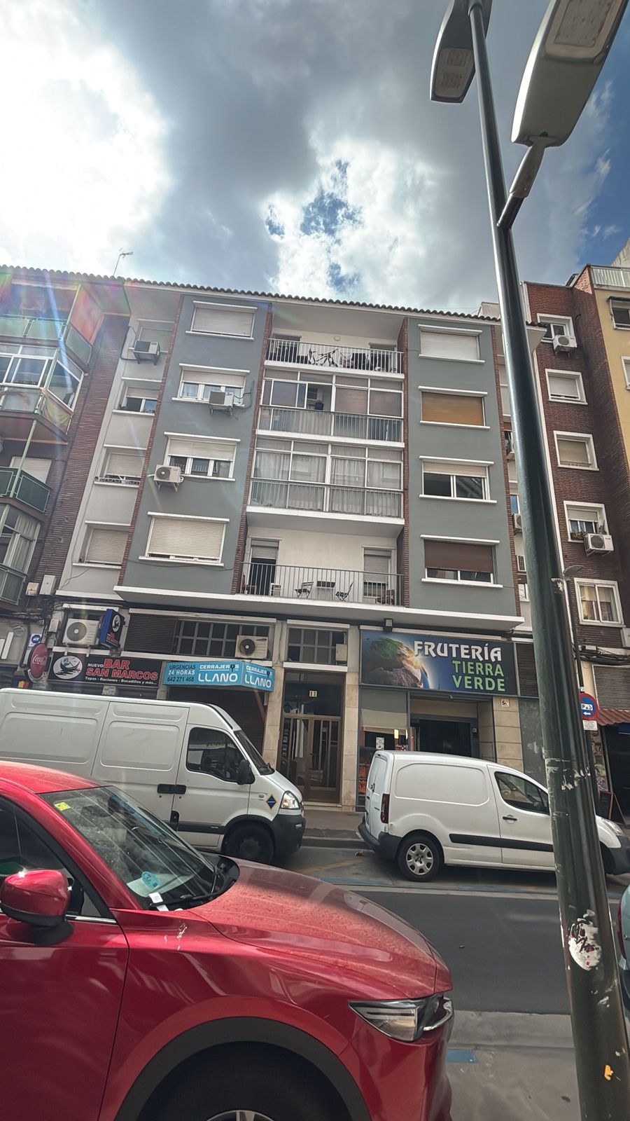 Fachada del edificio en Reina Fabiola 11, Zaragoza